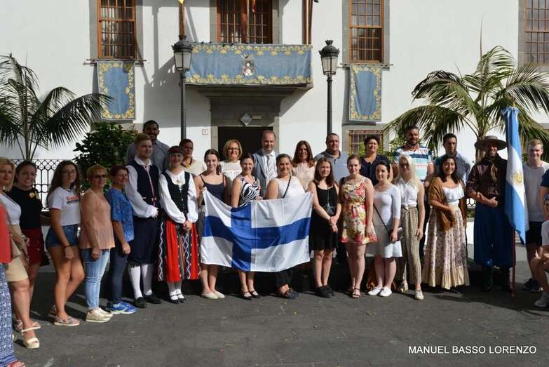 Miembros de los grupos que participan en el festival posan con la alcaldesa y ediles de Telde, en la plaza de San Juan (Foto Manuel Basso)